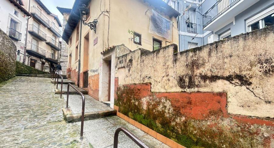 SE VENDE casa adosada OKUPA en C Rua Mayor 25 de Laredo - foto 2