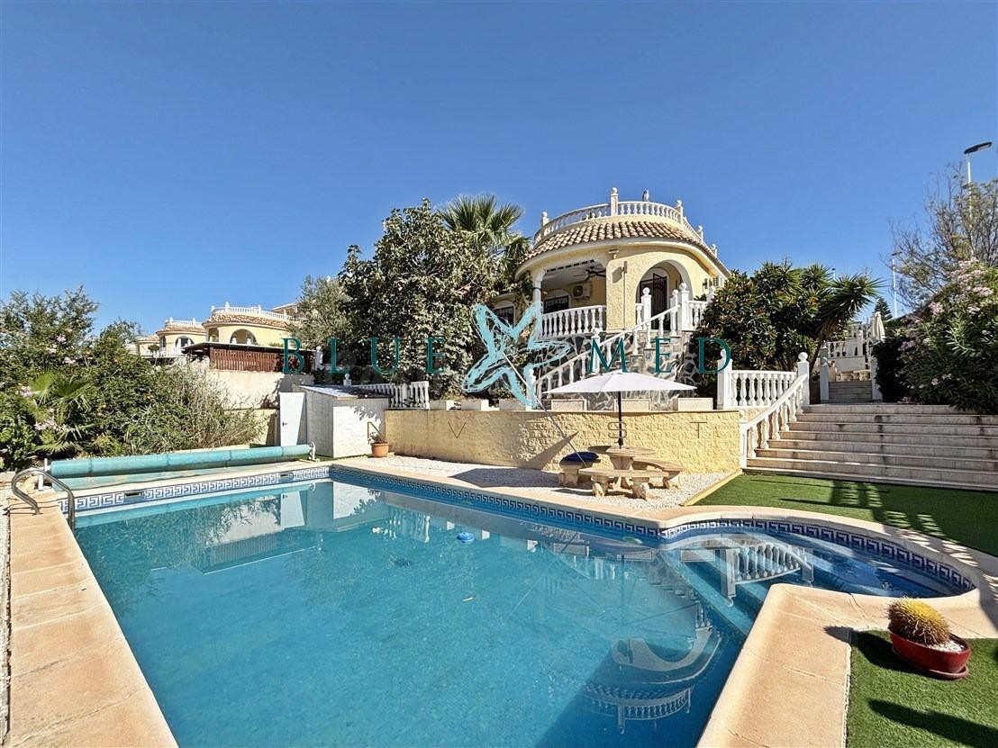 VILLA NEPTUNO EN ESQUINA CON PISCINA, SOLÁRIUM Y AMPLIA PARCELA EN CAMPOSOL