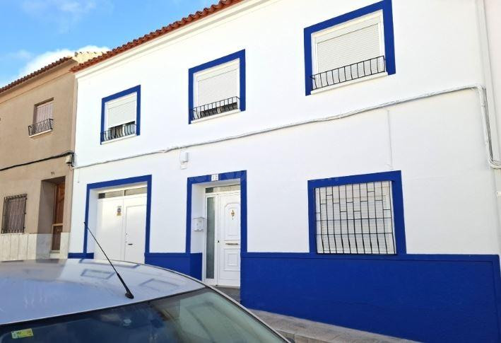 SE VENDE casa adosada OKUPA en C Santa Ana  de Campo de Crip