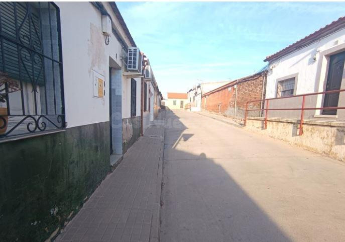 SE VENDE casa  OKUPA en C Longuera  de Puertollano - foto 2