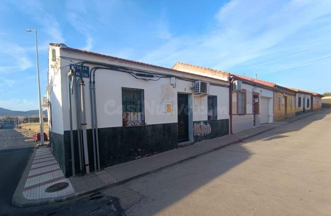 SE VENDE casa  OKUPA en C Longuera  de Puertollano - foto 3