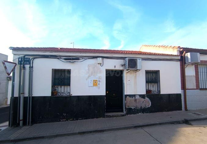 SE VENDE casa  OKUPA en C Longuera  de Puertollano - foto 4