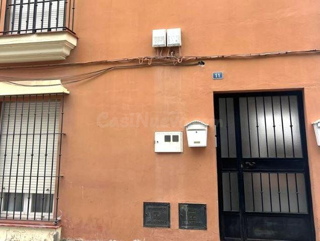 SE VENDE casa  OKUPA en C Campoamor 11 de Utrera