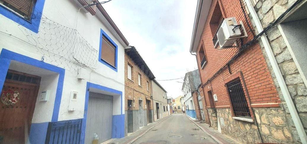 SE VENDE casa adosada OKUPA en C Sevilla 8 de Quintanar de l