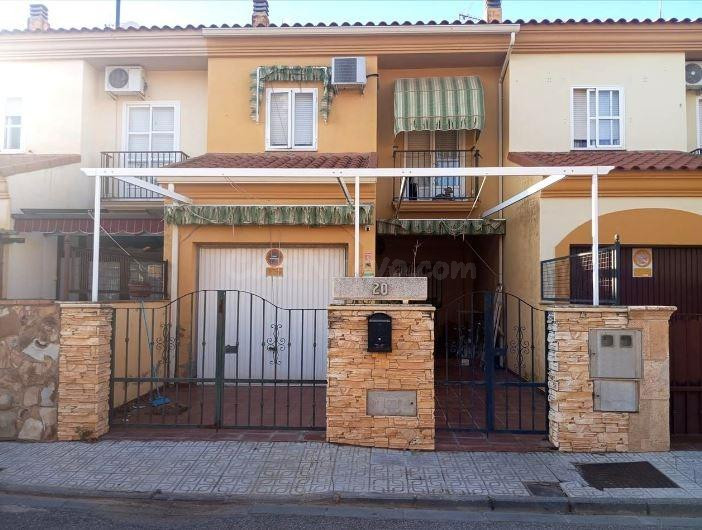 SE VENDE casa adosada OKUPA en C Lopez Prudencio 20 de Almen - foto 2