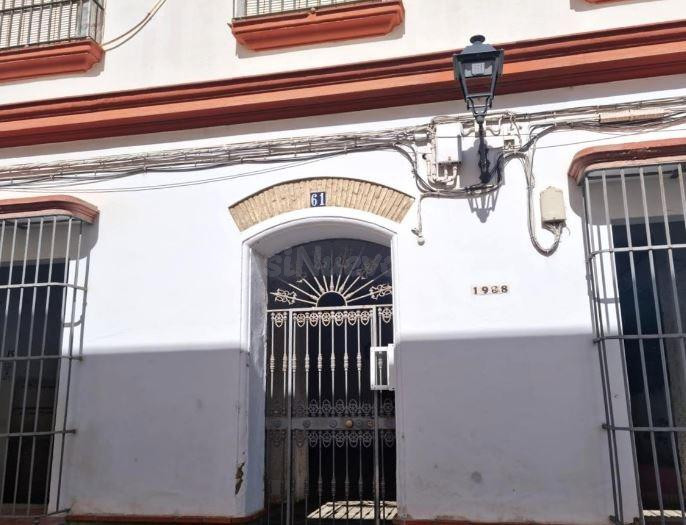 SE VENDE casa adosada OKUPA en Calle Vaqueros Nº 72 Puerto Real (Cádiz)