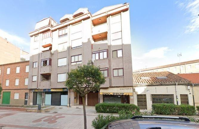 SE VENDE piso + trastero OKUPAO en C Maragatos  de Benavente