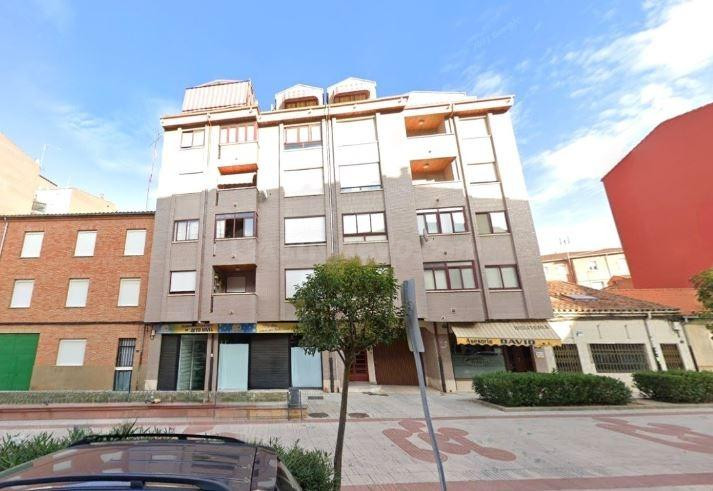 SE VENDE piso + trastero OKUPAO en C Maragatos  de Benavente - foto 2