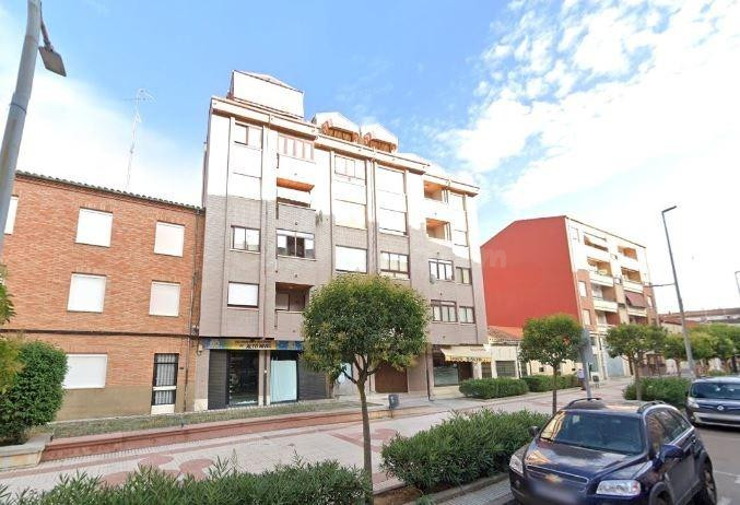 SE VENDE piso + trastero OKUPAO en C Maragatos  de Benavente - foto 3