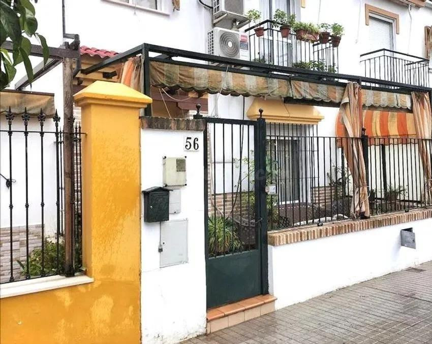 SE VENDE casa adosada OKUPADA en Ronda Del Ferrocarril Nº 56