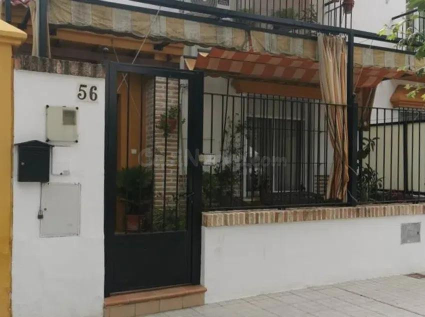 SE VENDE casa adosada OKUPADA en Ronda Del Ferrocarril Nº 56 - foto 3