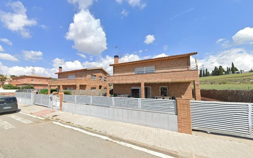 SE VENDE casa independiente OKUPADA en Calle Collsabadell 10 - foto 2