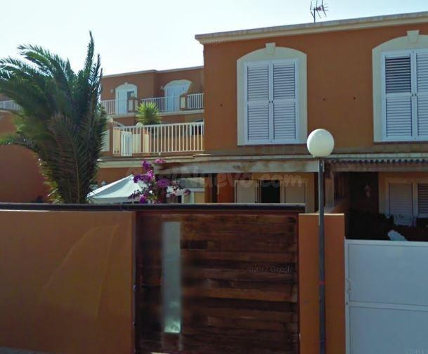 SE VENDE casa adosada OKUPADA en Calle Playa Blanca Nº 38 Pu