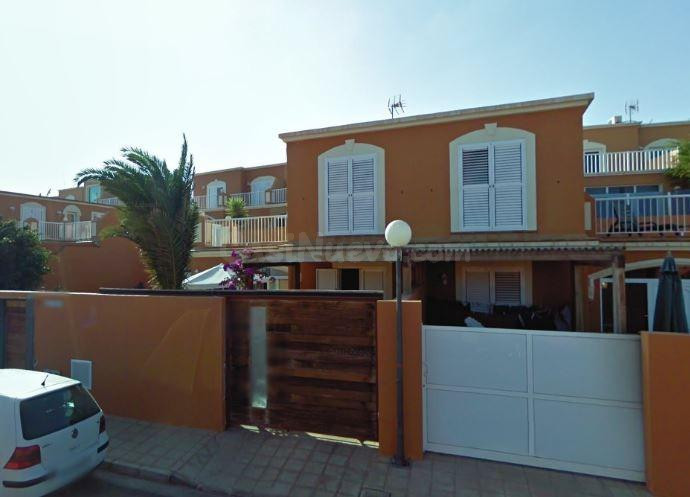 SE VENDE casa adosada OKUPADA en Calle Playa Blanca Nº 38 Pu - foto 2