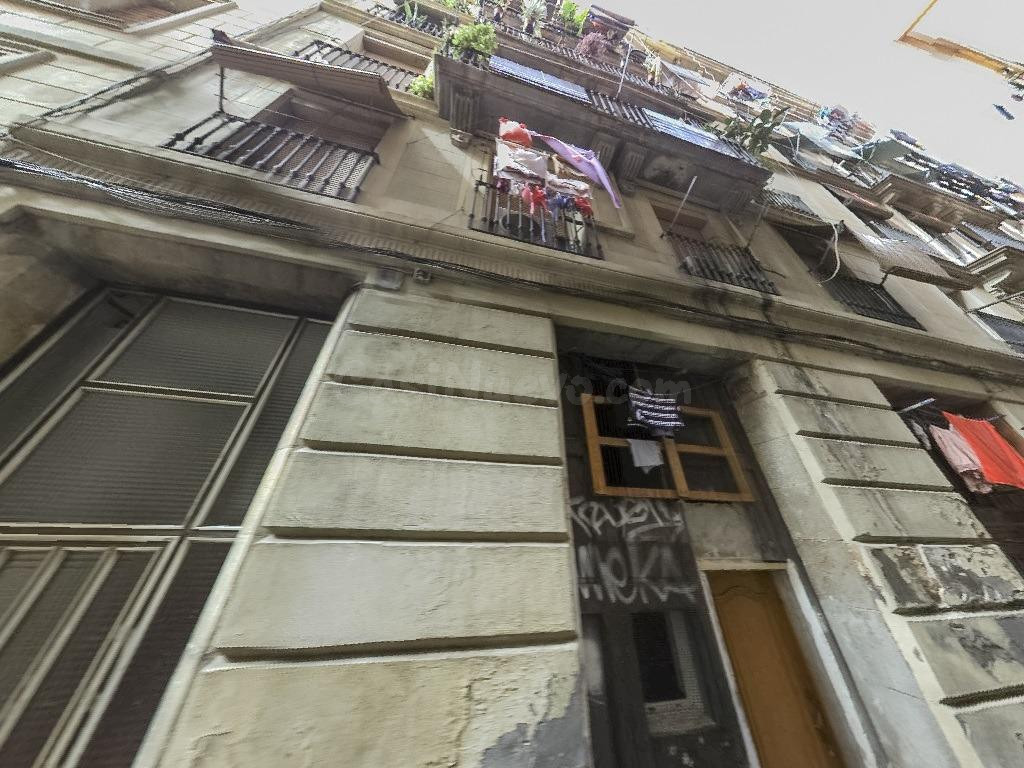 SE VENDE piso OKUPA en Calle L'Arc De Sant Pau Nº 3 Barcelona (Barcelona)