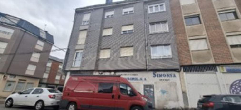 SE VENDE piso OKUPA en C San Fructuoso 36 de Ponferrada - foto 4
