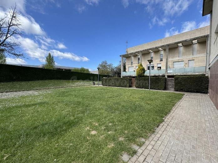 SE VENDE casa OKUPADA en Calle Verinal Nº 30 Tona (Barcelona)