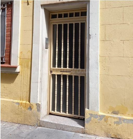 SE VENDE piso OKUPA en Calle Sant Benet 13 de Santa Coloma de Gramenet (Barcelona).