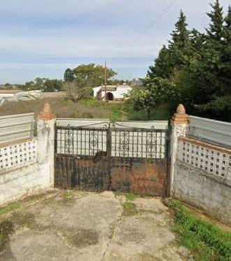 SE VENDE casa  OKUPADA en Camino de la Juerga Nº 1 Chiclana de la Frontera (Cádiz)