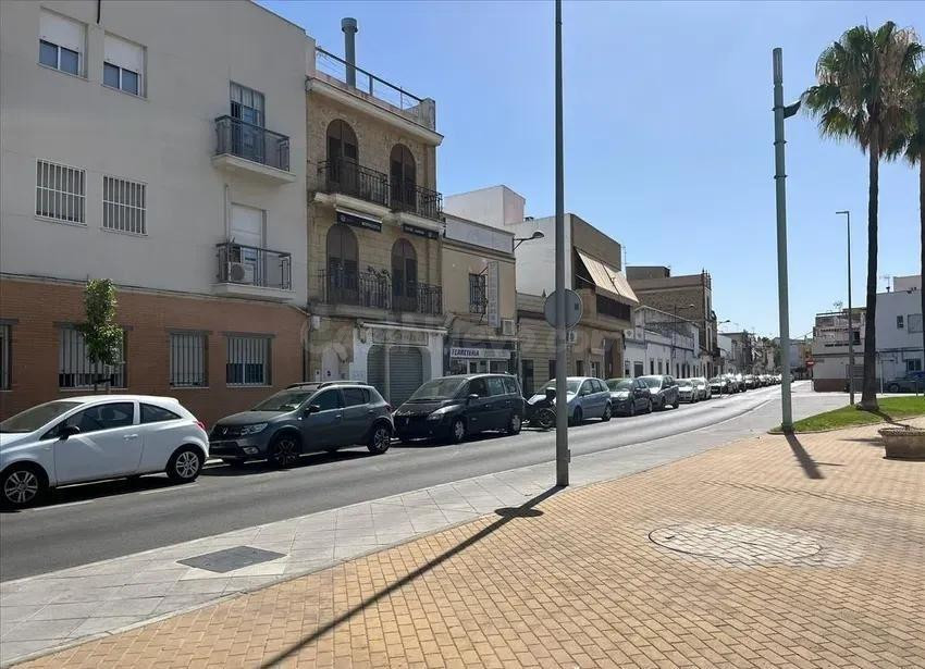 SE VENDE casa adosada OKUPA en C Brasil 25 de Dos Hermanas