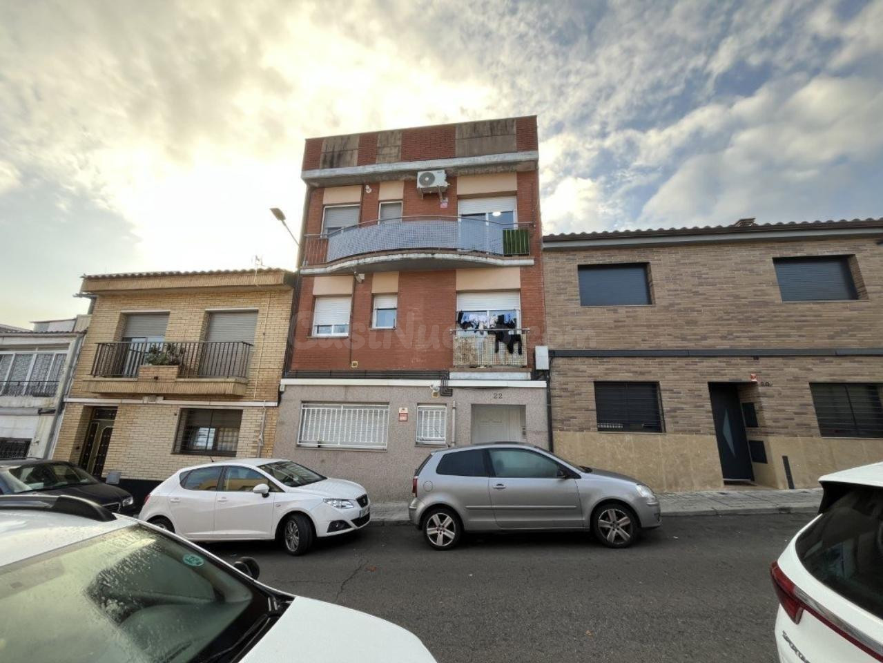 SE VENDE piso OKUPADO en CL CISA, 22 de Sabadell, Barcelona.