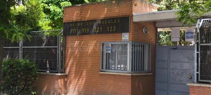 SE VENDE piso OKUPA en C AV LOS ROSALES,119 Esc:2 Pl:2 Pt:A