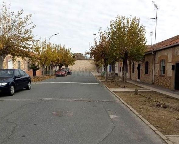 SE VENDE casa adosada OKUPA en C Paz 8 de Barcience - foto 2