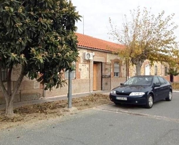SE VENDE casa adosada OKUPA en C Paz 8 de Barcience - foto 3