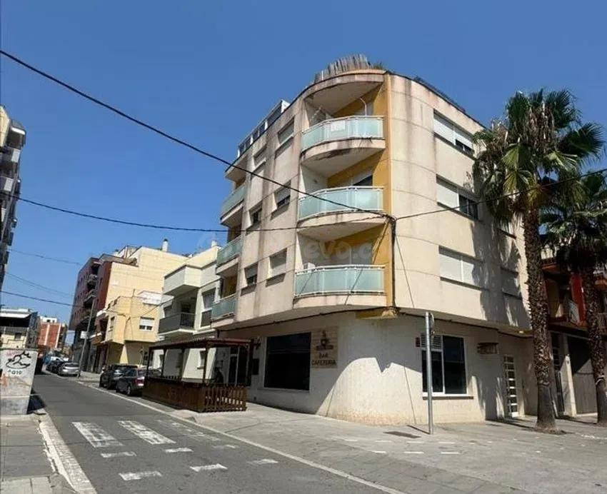 SE VENDE piso OKUPADO en Calle Cervantes Nº 22 Amposta (Tarragona)