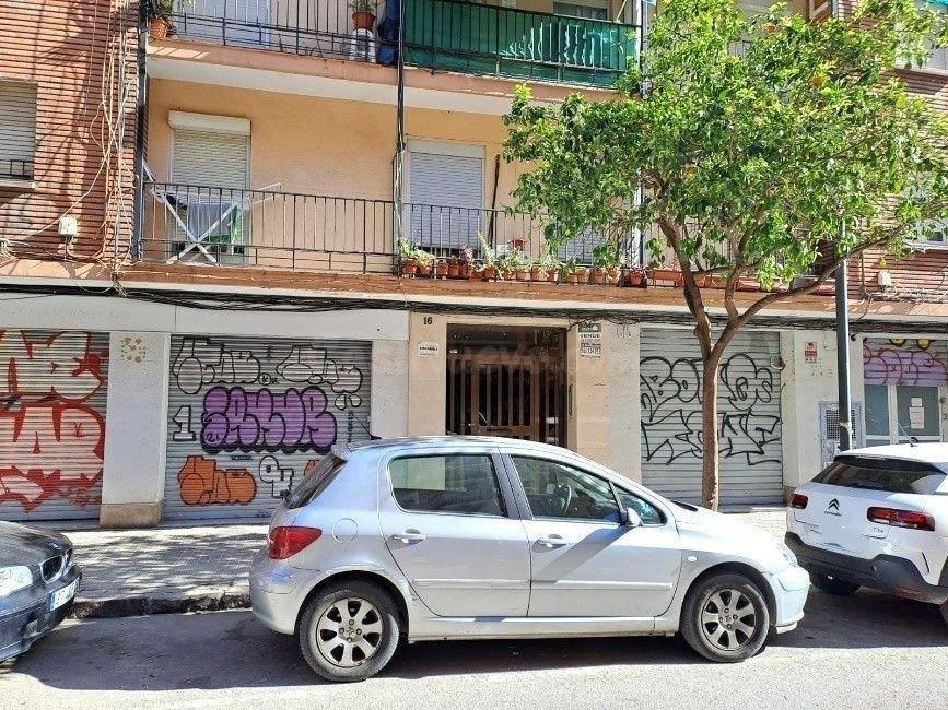 SE VENDE piso OKUPADO en Calle Alosno Nº 21 San Bartolomé de la Torre (Huelva)