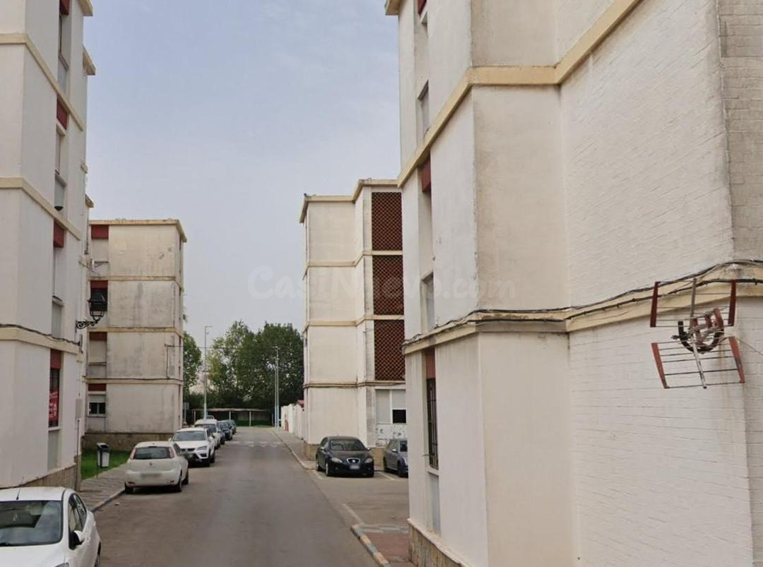 SE VENDE piso OKUPADO en BO Cepsa de San Roque (CADIZ)