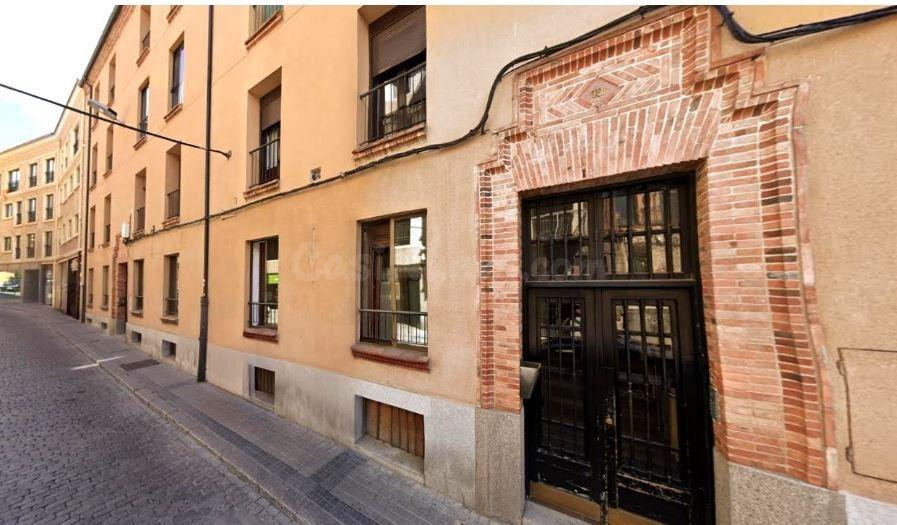 SE VENDE local comercial OKUPA en Calle Independencia-La Nº 10 Segovia (Segovia)