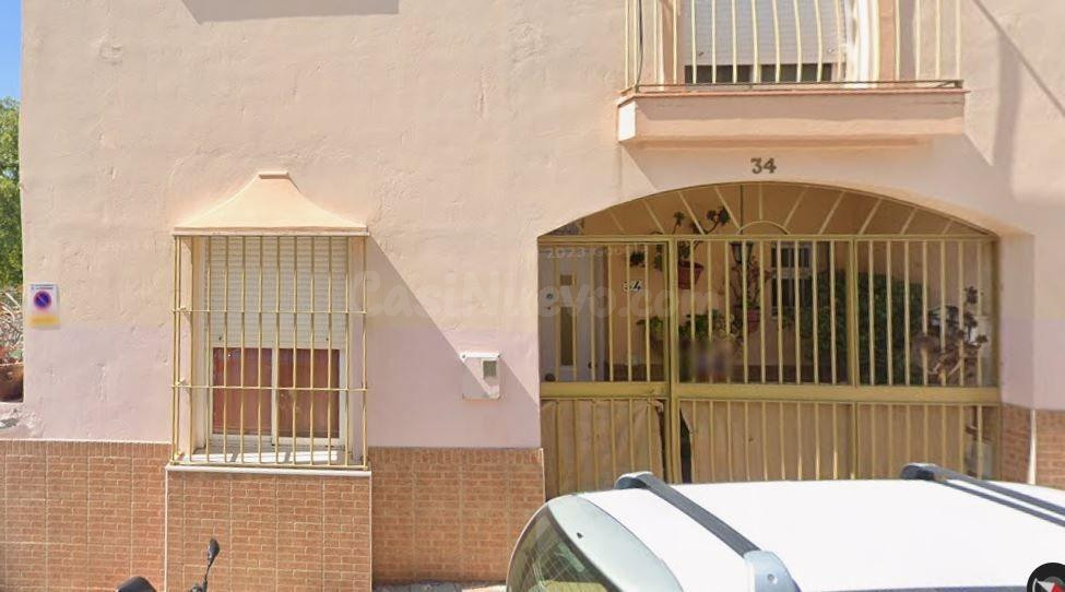 SE VENDE casa  OKUPA en C La Monjia 34 de Paradas - foto 2