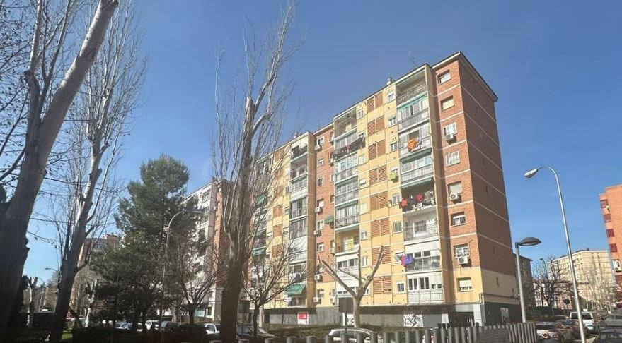 SE VENDE piso OKUPA en C Jose De Cadalso 82 de Madrid