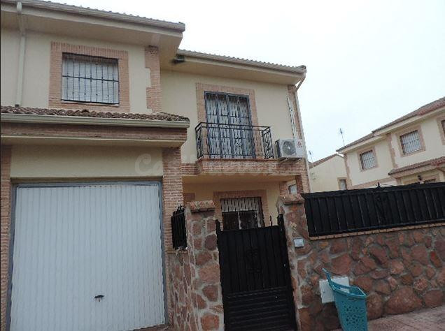 SE VENDE casa adosada OKUPADA en Luna Hormigos (Toledo)