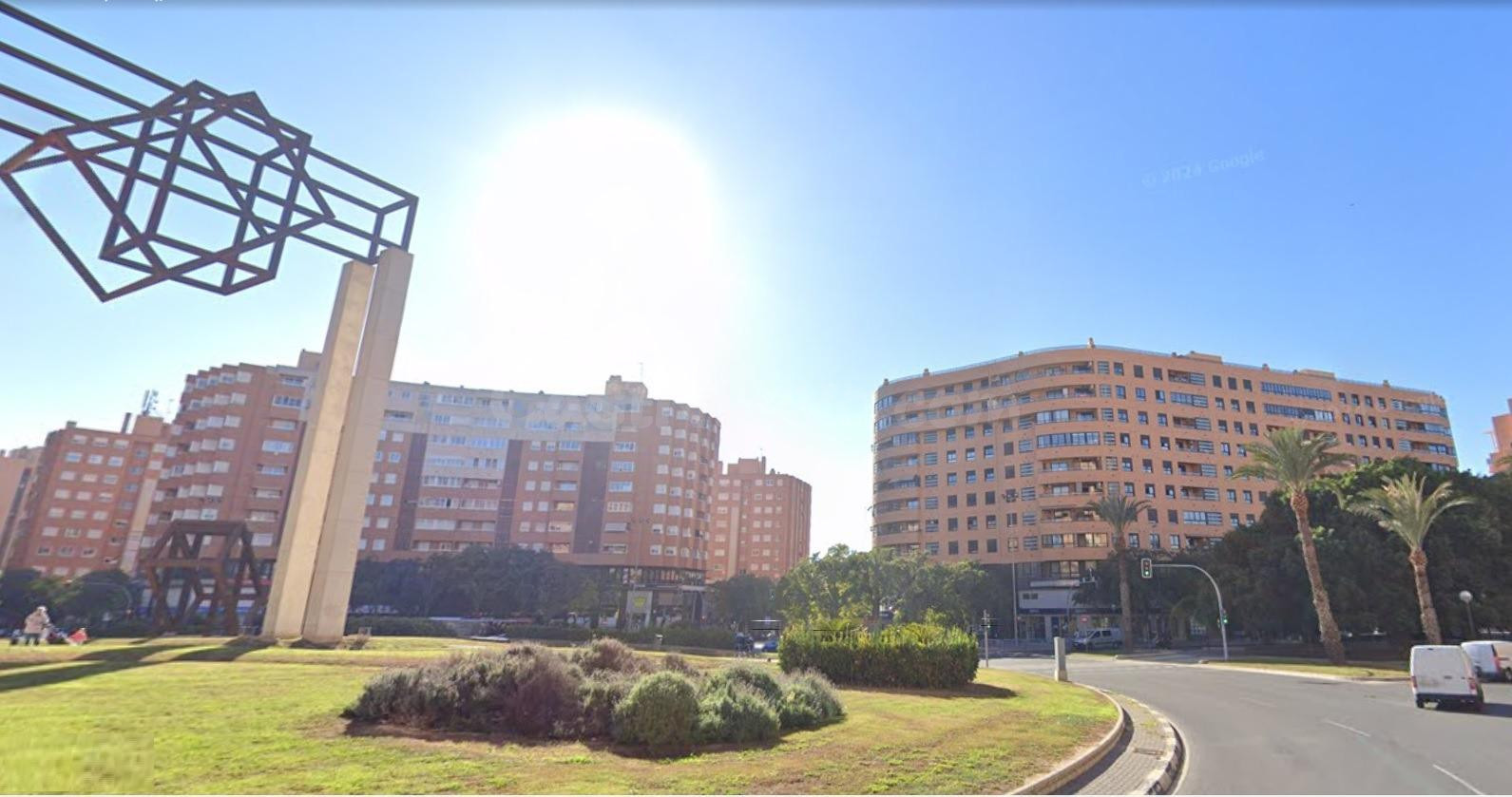 Se vende planta baja para hacer 2 viviendas con licencia de 138 m2 en Alicante, zona  Gran Via