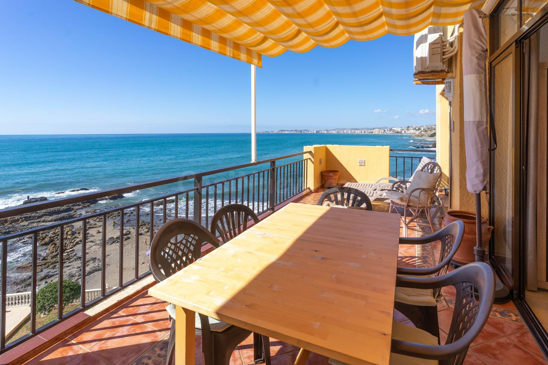 Exclusivo Apartamento en Primera Línea de Playa en Torremuelle, Benalmádena - Alquiler por €1300