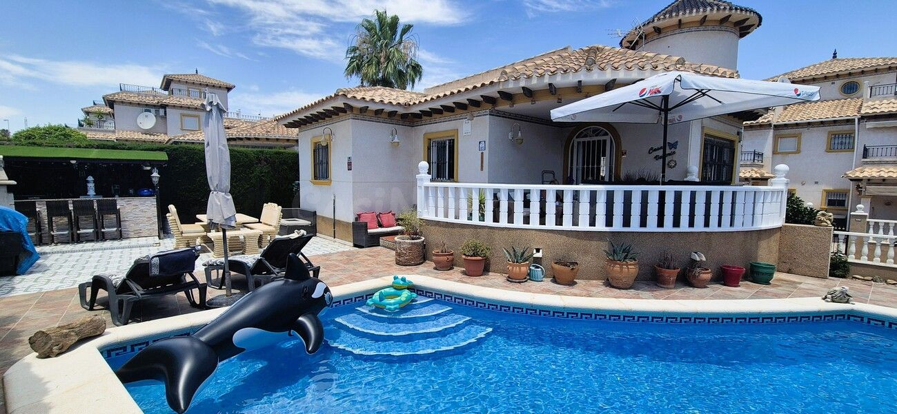 VILLA DE 4 DORMITORIOS Y 3 BAÑOS EN ORIHUELA COSTA ( VILLAMA