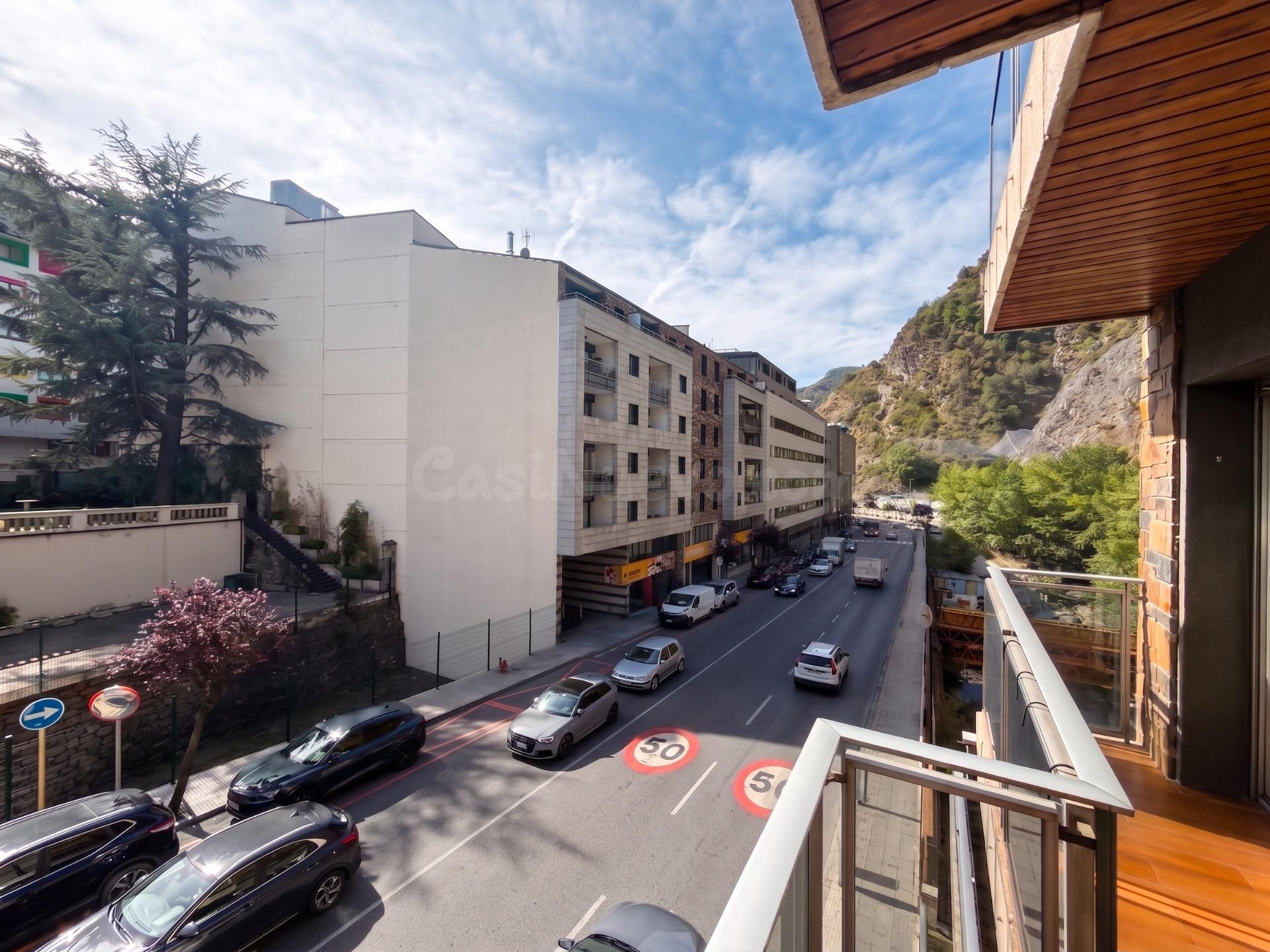 Se vende piso de 4 habitaciones en el centro de Sant Julià.