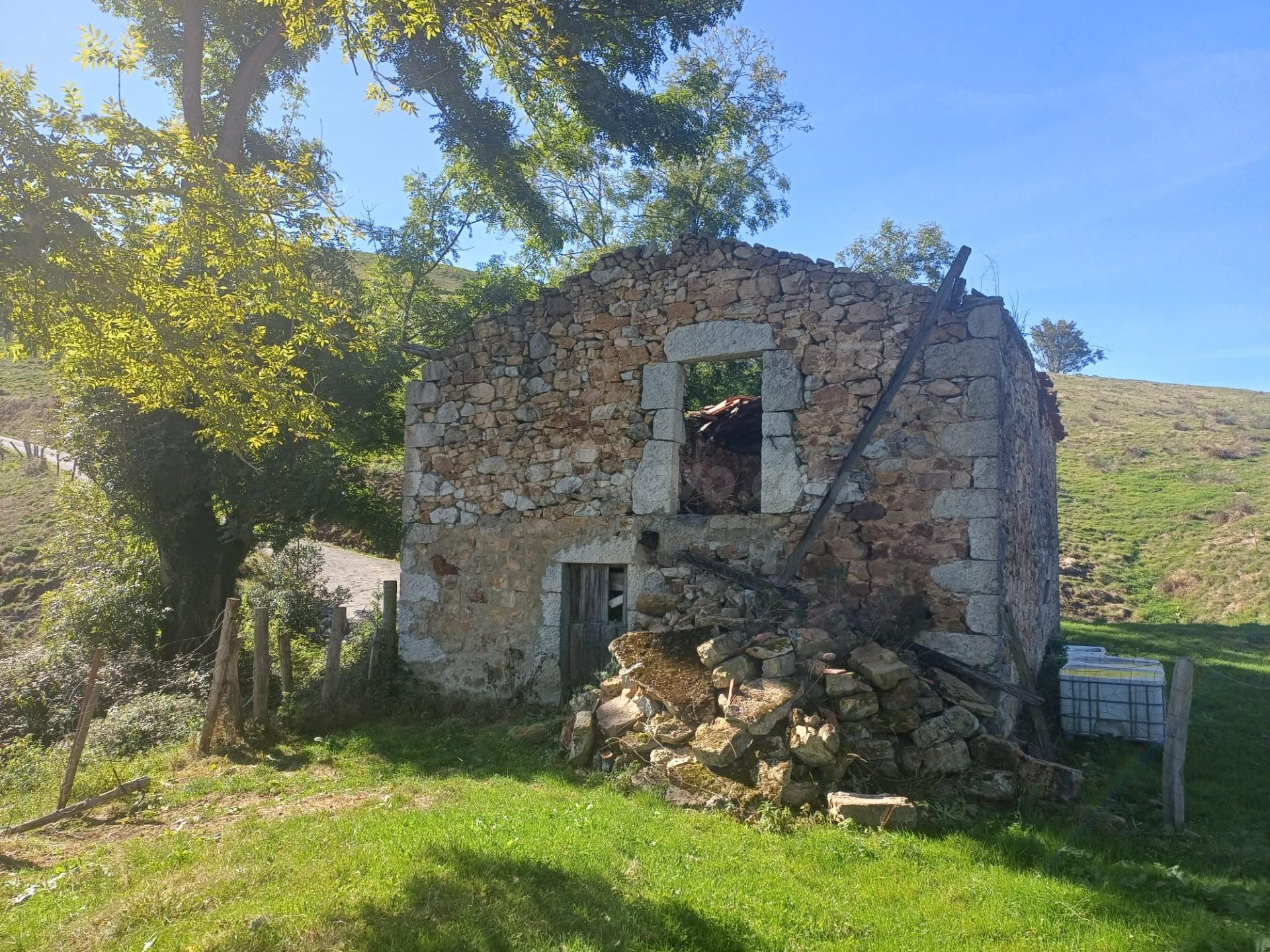 SE VENDE FINCA Y CABAÑA EN BUSTABLADO DE ARREDONDO (CANTABRIA)