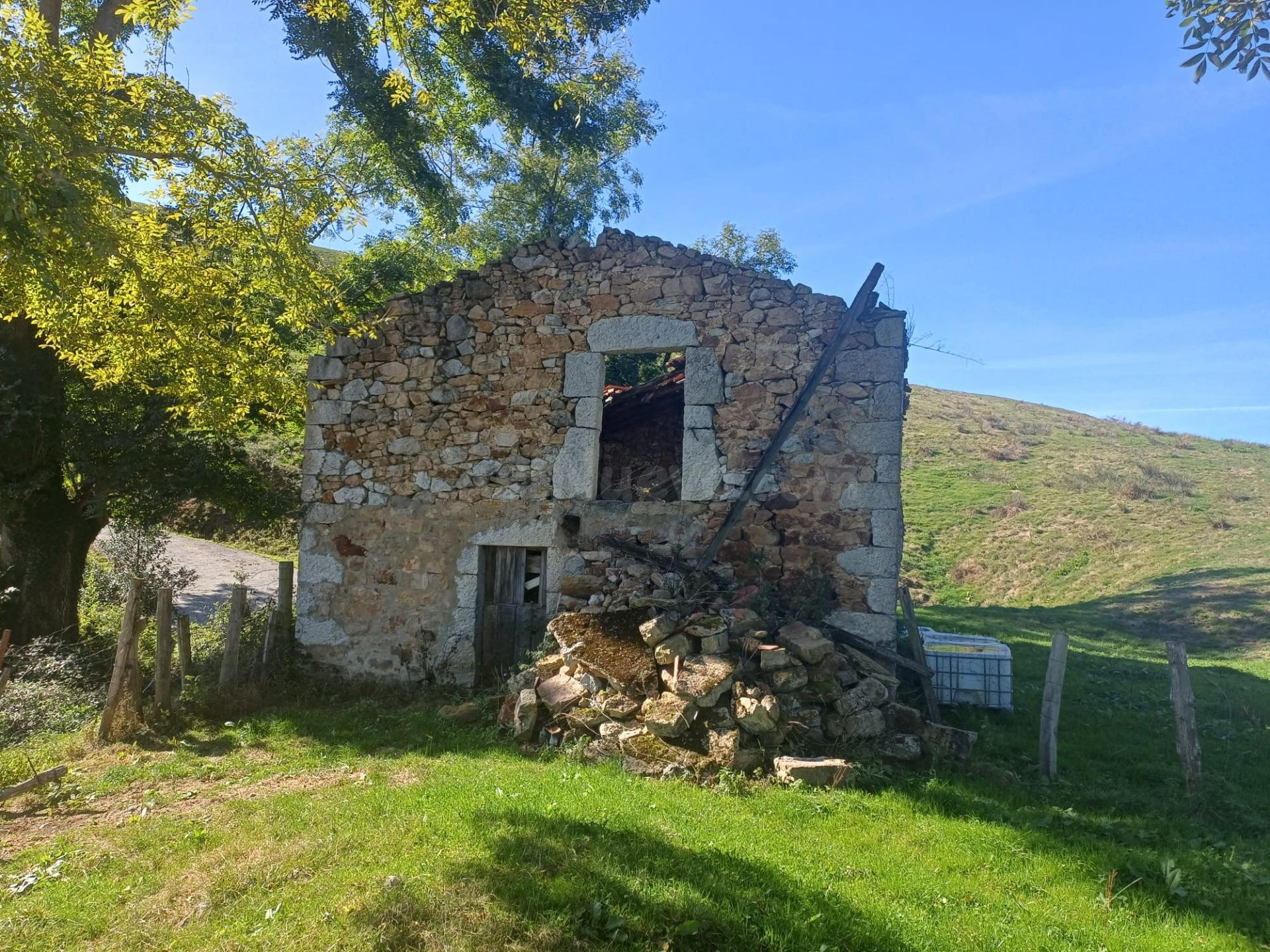 SE VENDE FINCA Y CABAÑA EN BUSTABLADO DE ARREDONDO (CANTABRI - foto 2