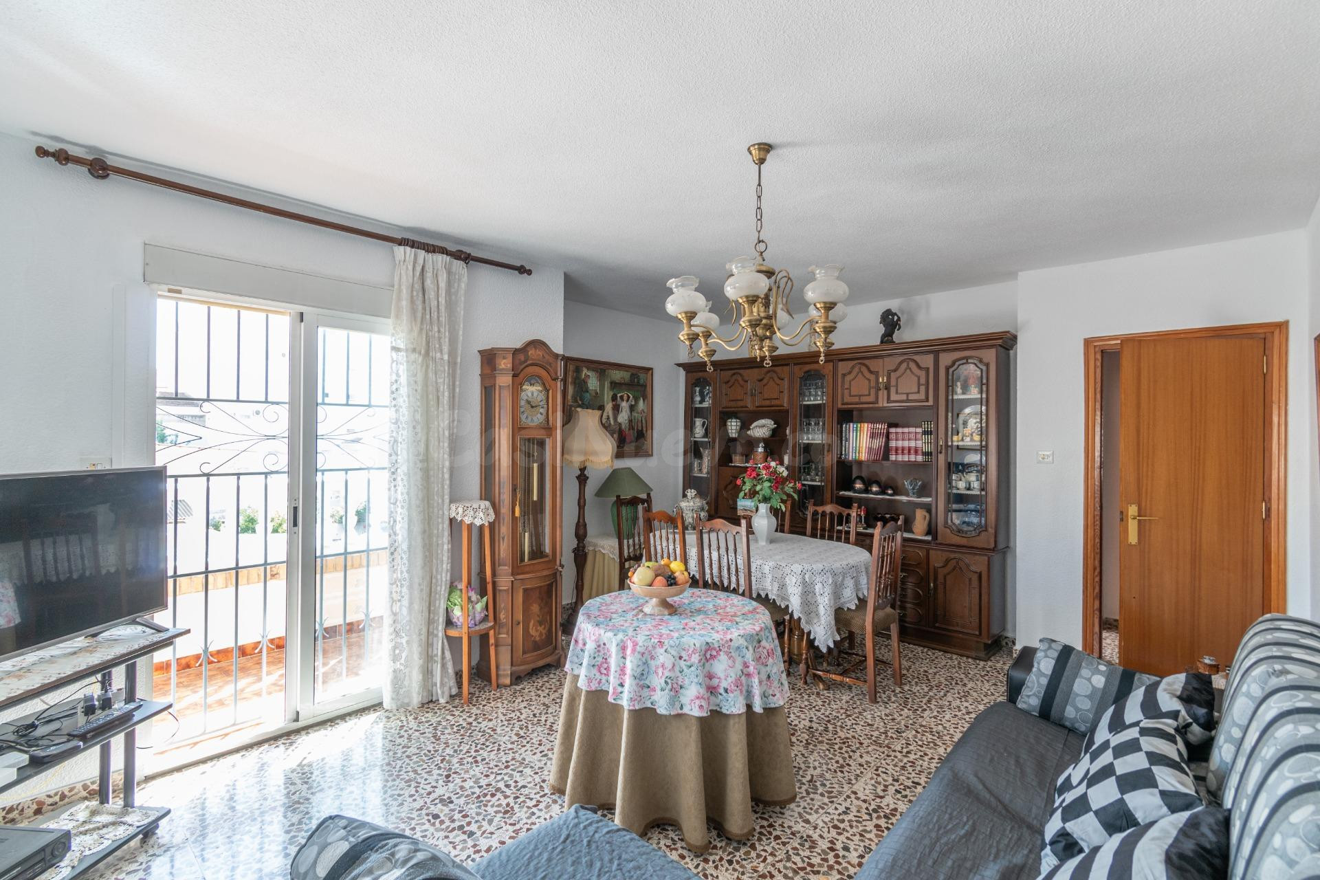 Gran Casa en Esquina en Atarfe – 4 Dormitorios, Piscina, Garaje y Espacio Comercial
