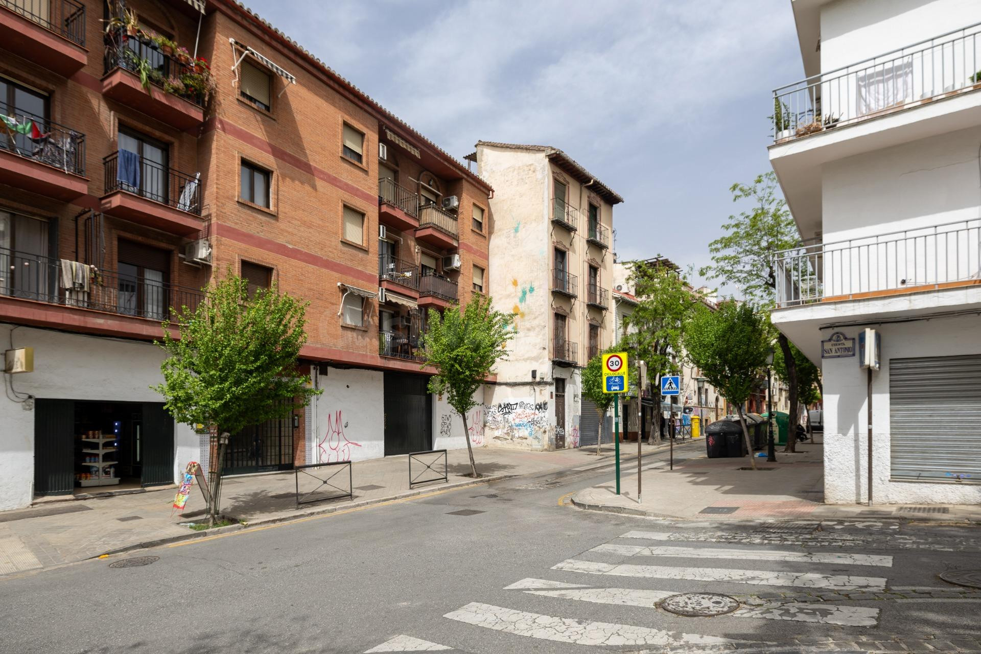 AMPLIA PLANTA BAJA DE 202,15 m2 EN GRANADA