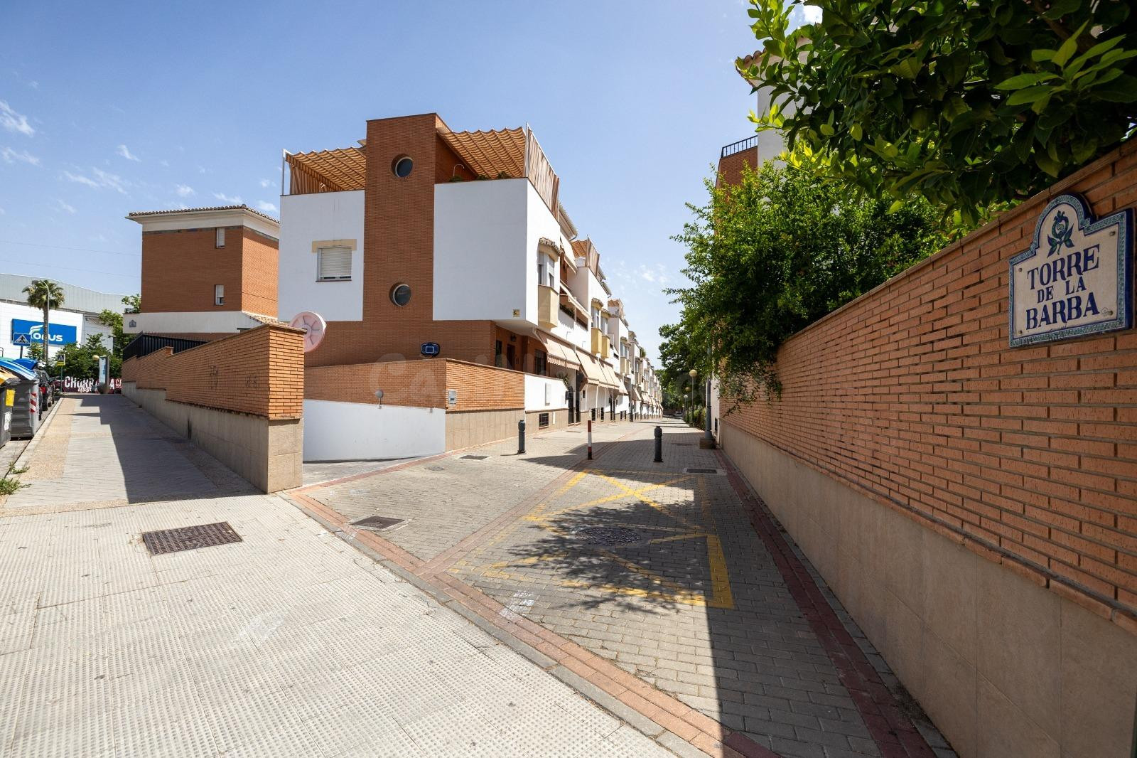 AMPLIA CASA ADOSADA DE 241 m2 CON 4 DORMITORIOS, GARAJE, SÓT