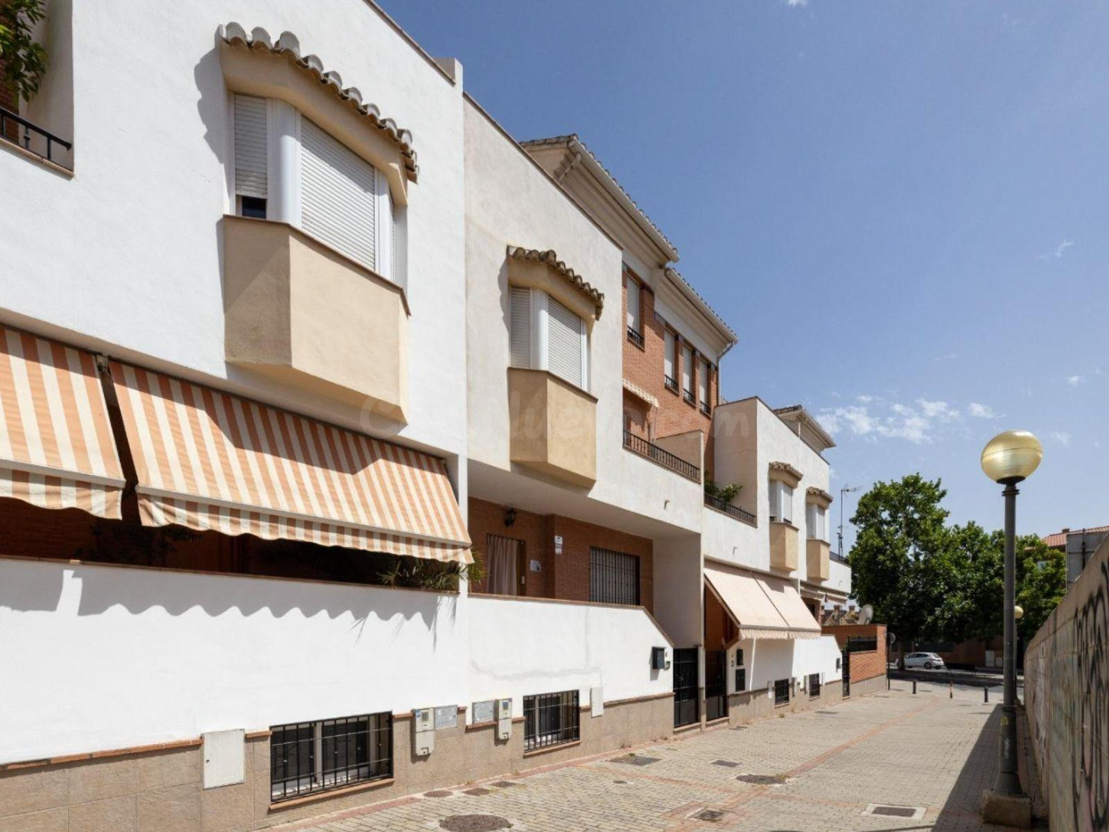 AMPLIA CASA ADOSADA DE 241 m2 CON 4 DORMITORIOS, GARAJE, SÓT - foto 2