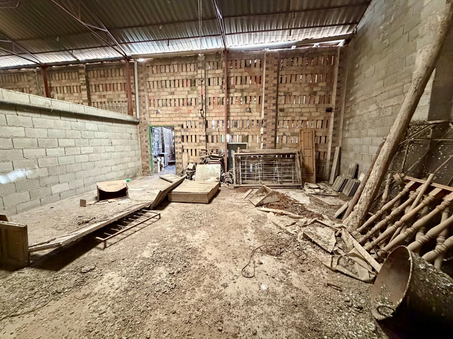 Nave con gran potencial de reforma y múltiples usos en Fuent - foto 3