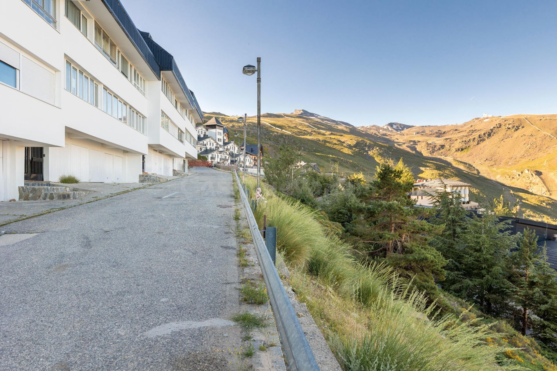 PISO CON COCHERA CERRADA EN EDIFICIO MONTAIRE, CON IMPRESIONANTES VISTAS A LA ESTACIÓN DE ESQUÍ, SIERRA NEVADA