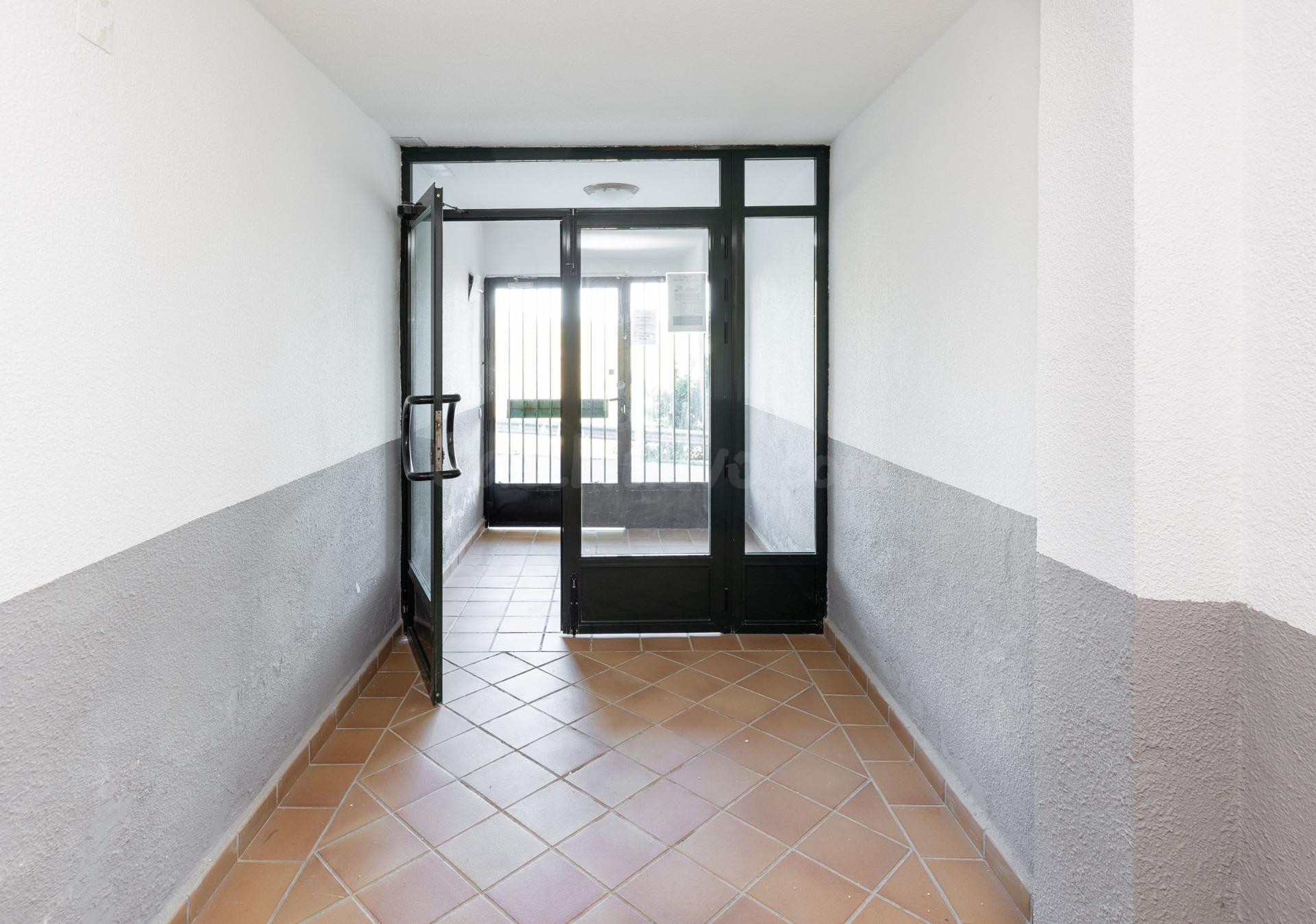 PISO CON COCHERA CERRADA EN EDIFICIO MONTAIRE, CON IMPRESION - foto 3
