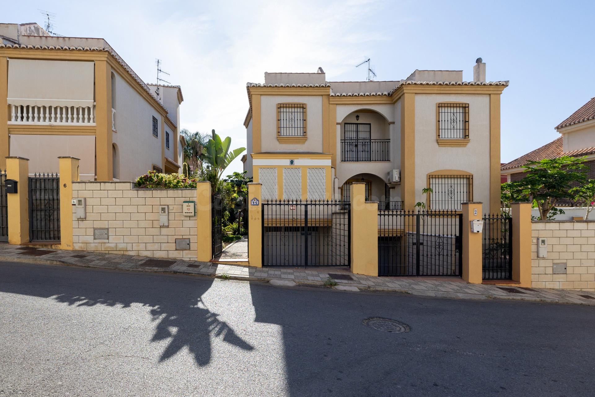 ESPECTACULAR VIVIENDA PAREADA CON JARDÍN, TERRAZA 360º Y GARAJE EN ZONA RESIDENCIAL CÉNTRICA DE MOTRIL