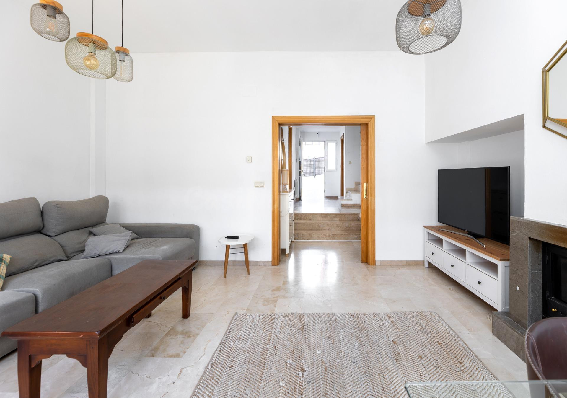 Casa Adosada Ideal en Urbanización con Piscina - foto 3